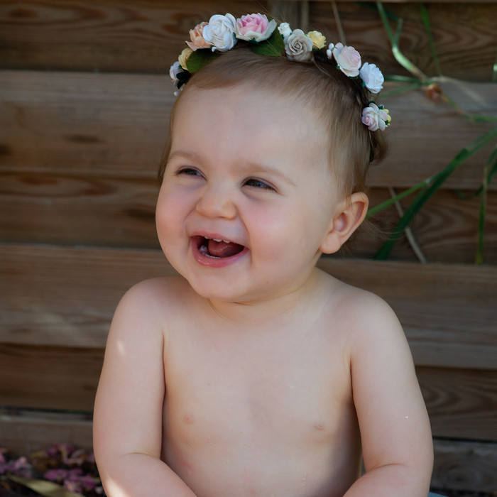bébé souriant avec couronne de fleurs